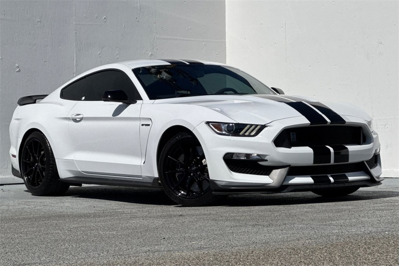 Ford Mustang Vehicle Full-screen Gallery Image 02
