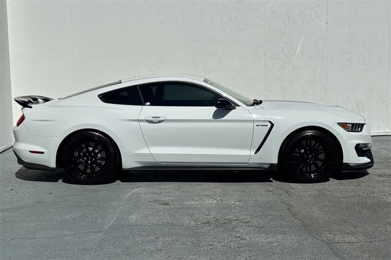 Ford Mustang Vehicle Full-screen Gallery Image 03