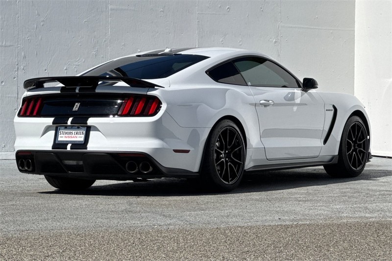 Ford Mustang Vehicle Full-screen Gallery Image 04