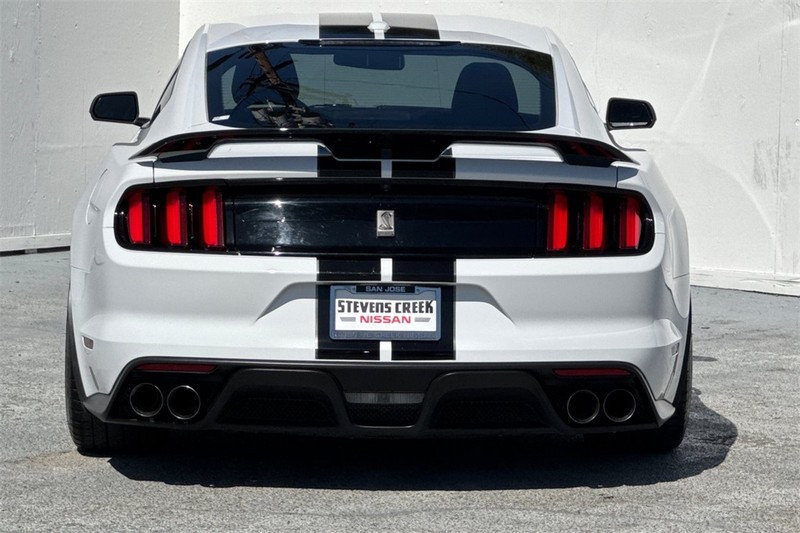 Ford Mustang Vehicle Full-screen Gallery Image 05
