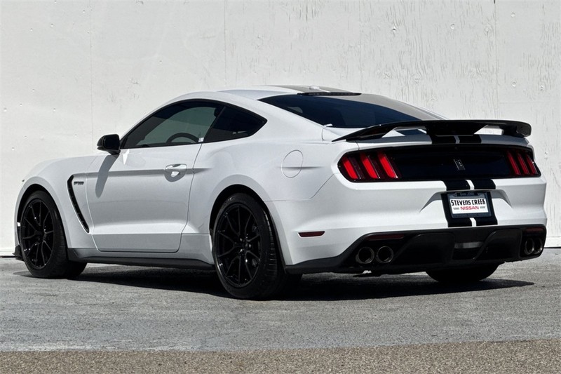 Ford Mustang Vehicle Full-screen Gallery Image 06