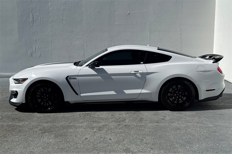 Ford Mustang Vehicle Full-screen Gallery Image 07