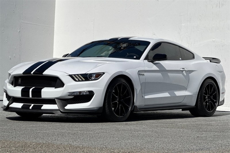 Ford Mustang Vehicle Full-screen Gallery Image 08