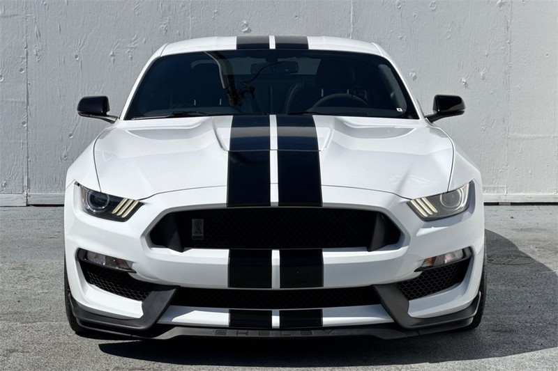 Ford Mustang Vehicle Full-screen Gallery Image 09