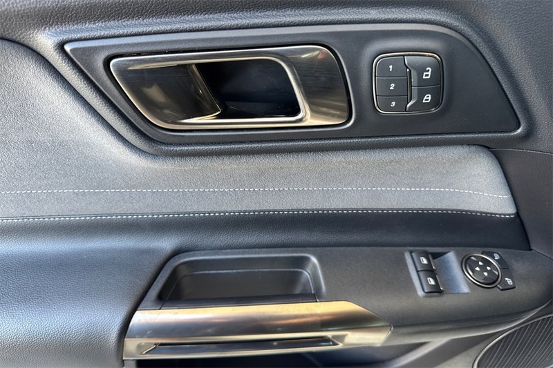 Ford Mustang Vehicle Full-screen Gallery Image 11