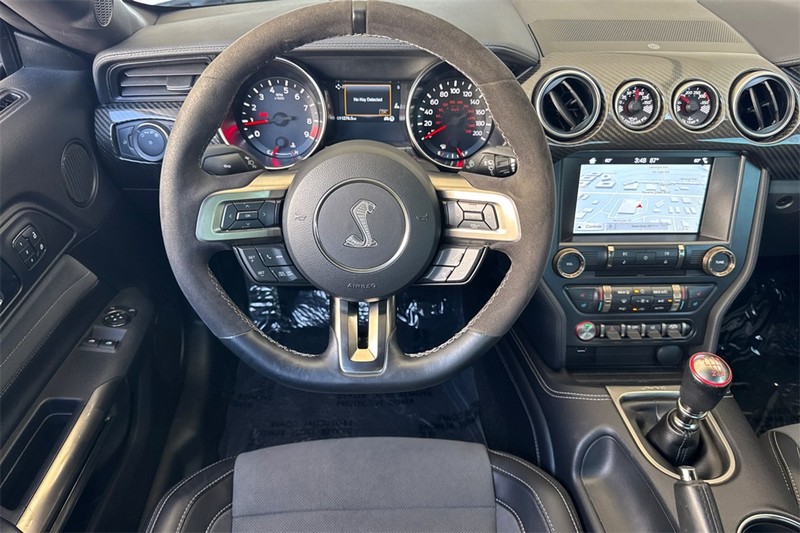 Ford Mustang Vehicle Full-screen Gallery Image 14