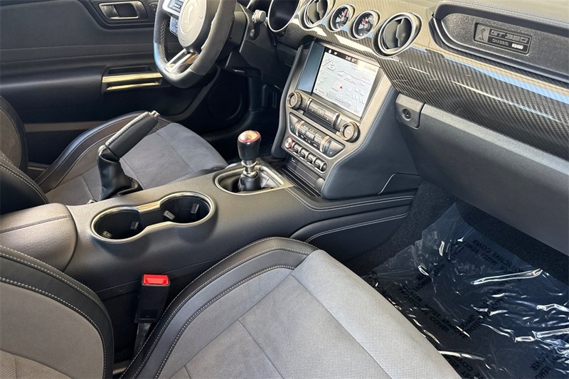Ford Mustang Vehicle Full-screen Gallery Image 15