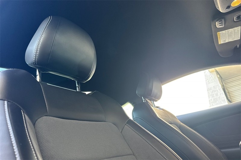 Ford Mustang Vehicle Full-screen Gallery Image 16