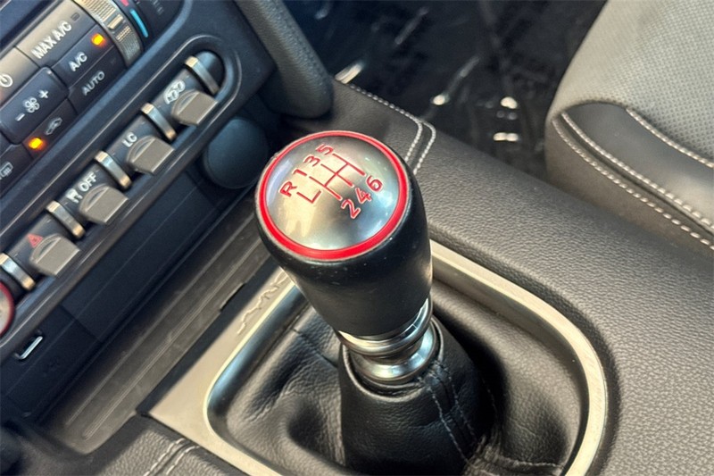 Ford Mustang Vehicle Full-screen Gallery Image 21