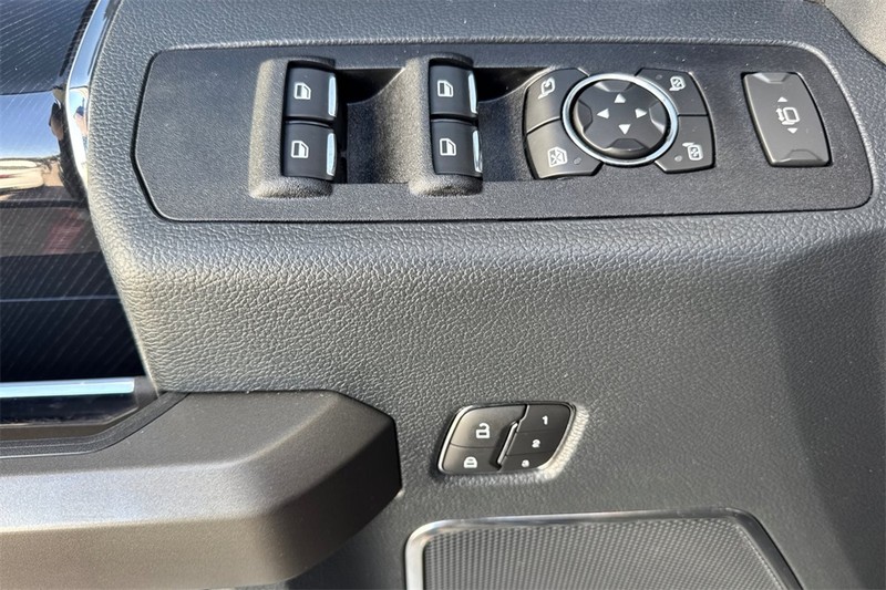 Ford Super Duty F-250 SRW Vehicle Full-screen Gallery Image 11