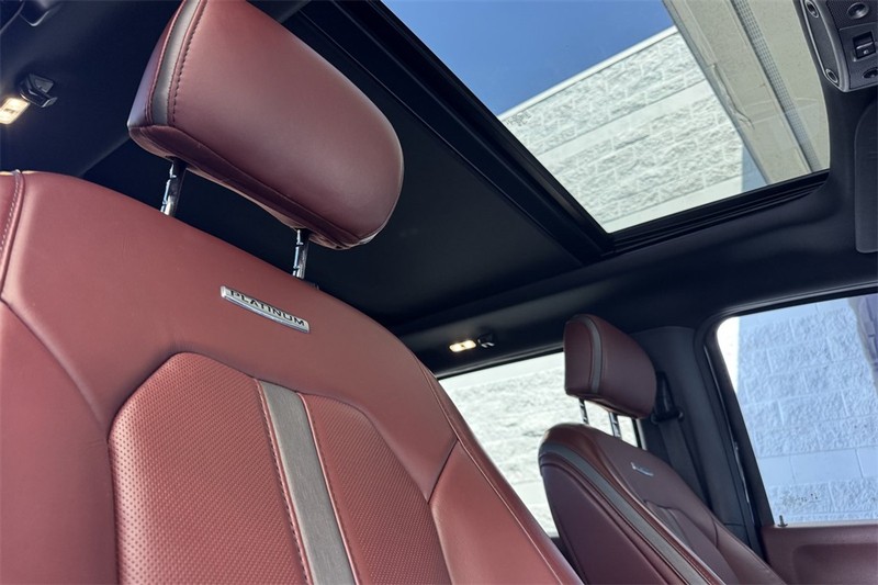 Ford Super Duty F-250 SRW Vehicle Full-screen Gallery Image 16
