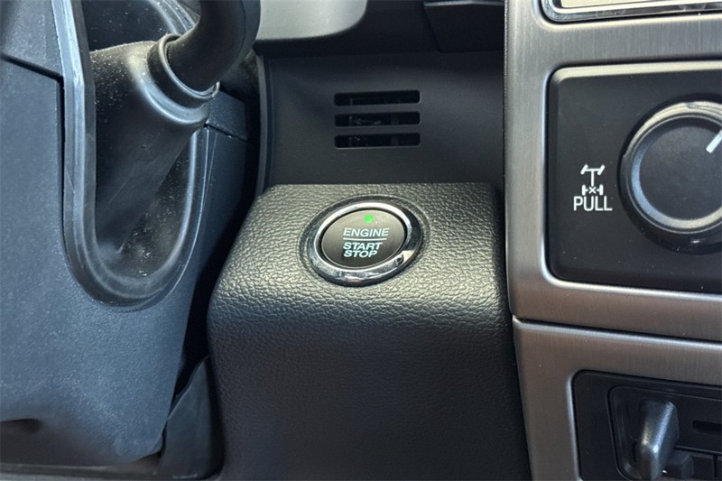 Ford Super Duty F-250 SRW Vehicle Full-screen Gallery Image 22