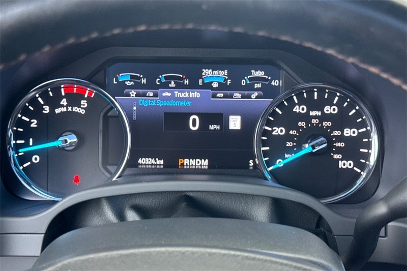 Ford Super Duty F-250 SRW Vehicle Full-screen Gallery Image 24