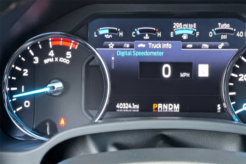Ford Super Duty F-250 SRW Vehicle Full-screen Gallery Image 25