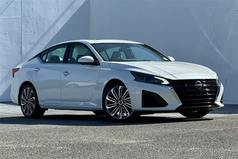 Nissan Altima Vehicle Full-screen Gallery Image 02