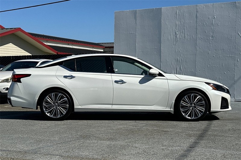 Nissan Altima Vehicle Full-screen Gallery Image 03
