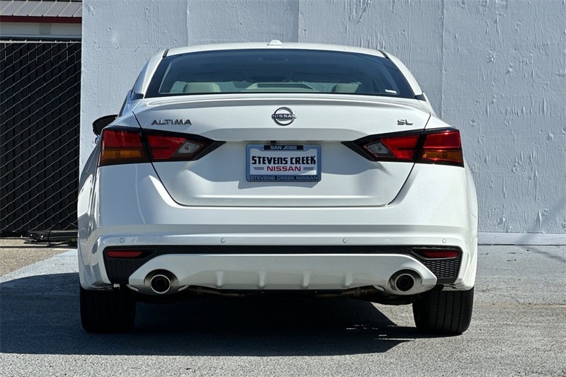 Nissan Altima Vehicle Full-screen Gallery Image 05
