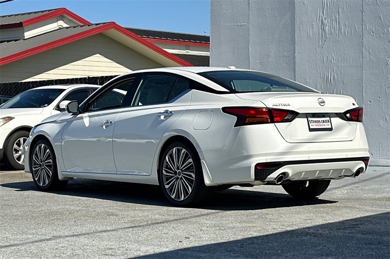 Nissan Altima Vehicle Full-screen Gallery Image 06