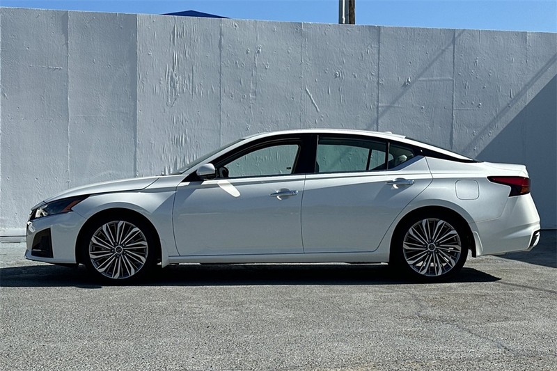 Nissan Altima Vehicle Full-screen Gallery Image 07