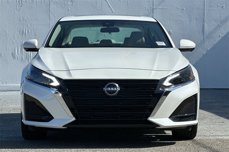 Nissan Altima Vehicle Full-screen Gallery Image 09