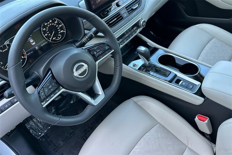 Nissan Altima Vehicle Full-screen Gallery Image 10