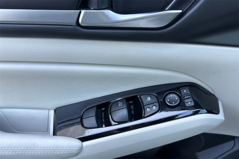 Nissan Altima Vehicle Full-screen Gallery Image 11