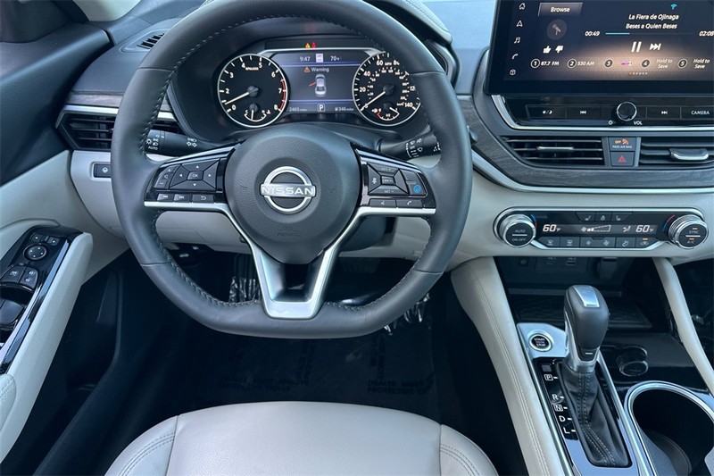 Nissan Altima Vehicle Full-screen Gallery Image 14