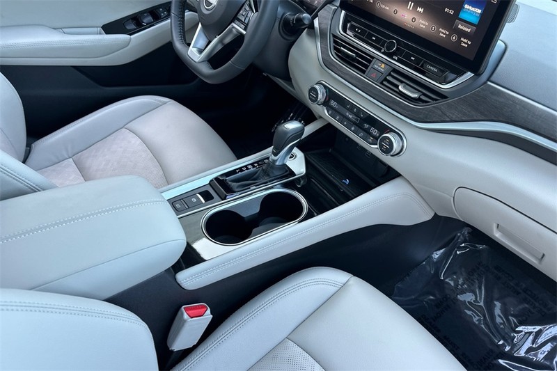 Nissan Altima Vehicle Full-screen Gallery Image 15