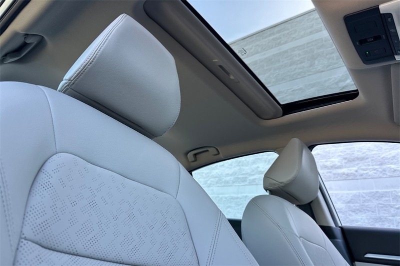 Nissan Altima Vehicle Full-screen Gallery Image 16