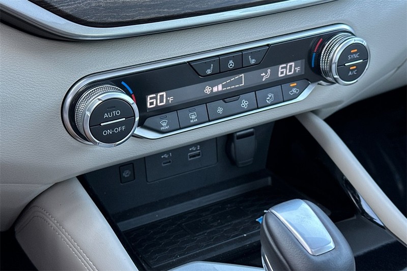 Nissan Altima Vehicle Full-screen Gallery Image 20