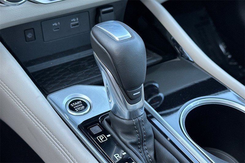 Nissan Altima Vehicle Full-screen Gallery Image 21