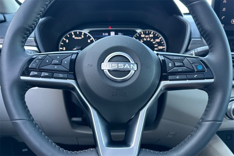 Nissan Altima Vehicle Full-screen Gallery Image 23