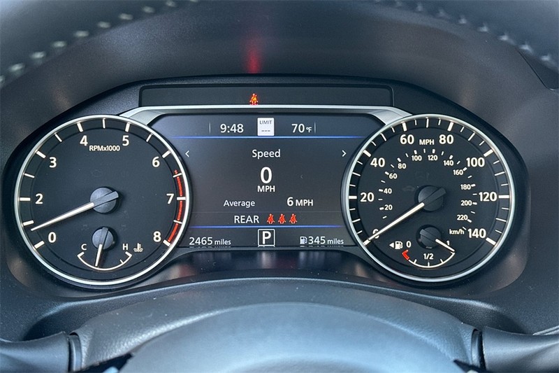 Nissan Altima Vehicle Full-screen Gallery Image 24