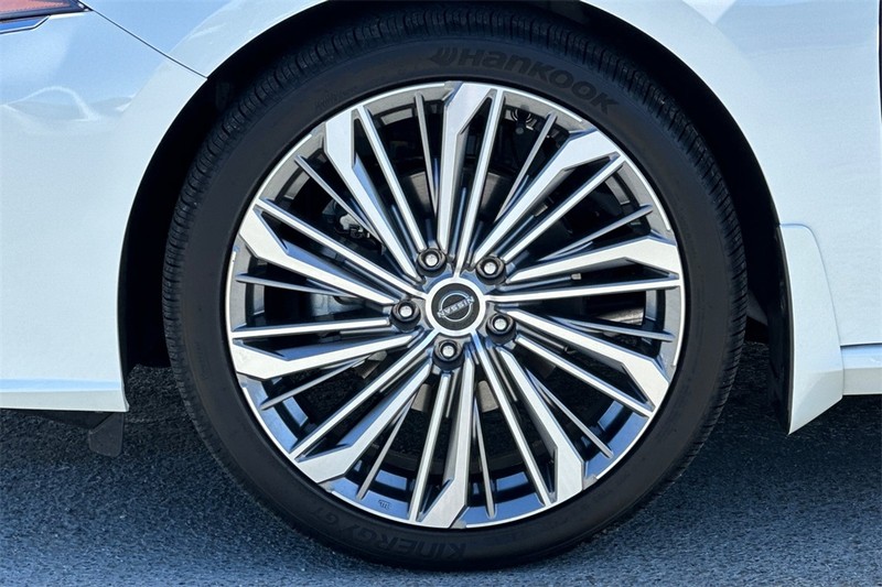 Nissan Altima Vehicle Full-screen Gallery Image 26