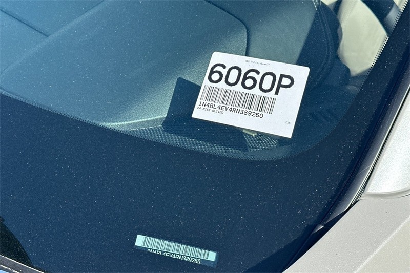Nissan Altima Vehicle Full-screen Gallery Image 28