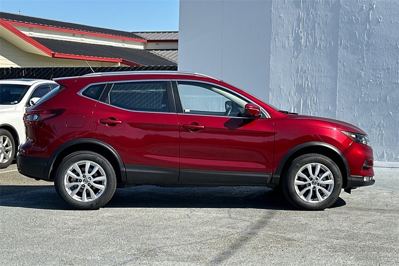 Nissan Rogue Sport Vehicle Full-screen Gallery Image 03