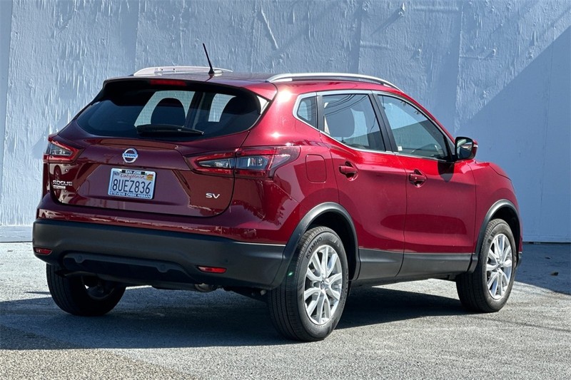 Nissan Rogue Sport Vehicle Full-screen Gallery Image 04