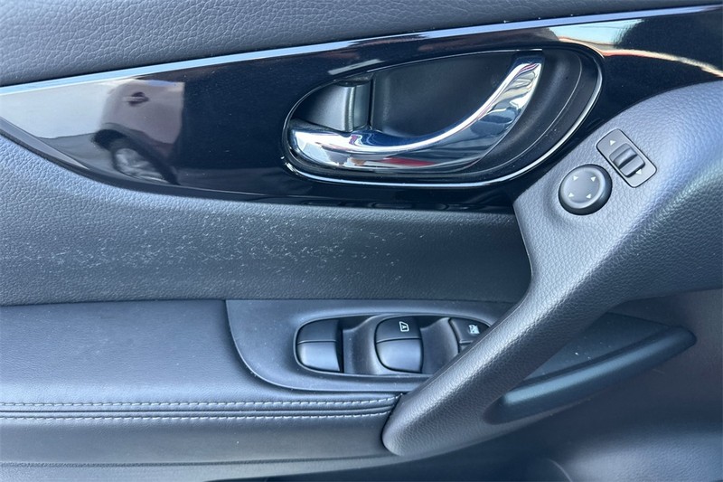 Nissan Rogue Sport Vehicle Full-screen Gallery Image 11