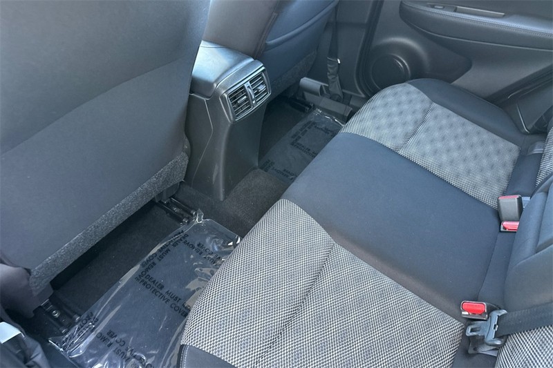Nissan Rogue Sport Vehicle Full-screen Gallery Image 12
