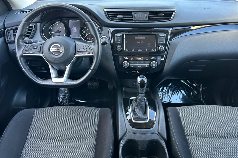 Nissan Rogue Sport Vehicle Full-screen Gallery Image 13