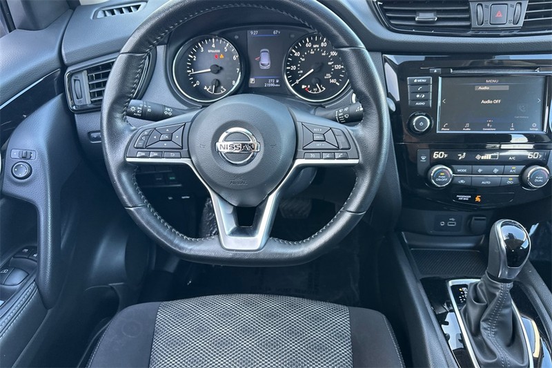 Nissan Rogue Sport Vehicle Full-screen Gallery Image 14