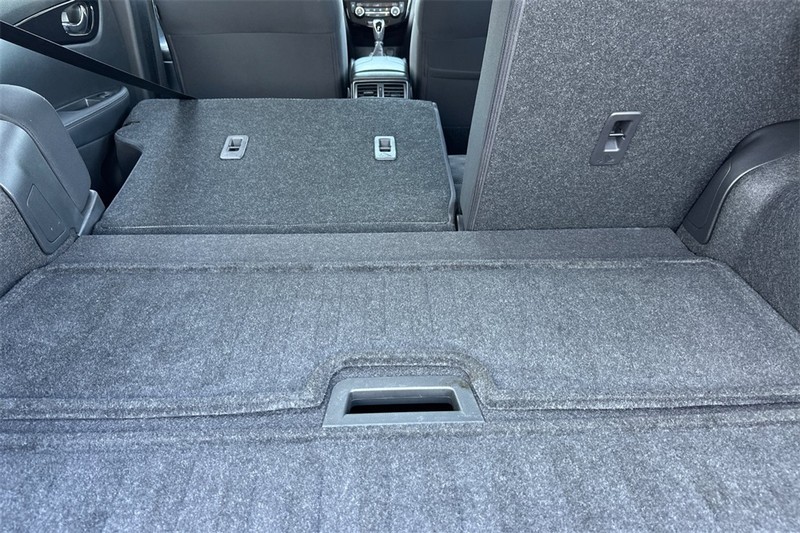 Nissan Rogue Sport Vehicle Full-screen Gallery Image 15