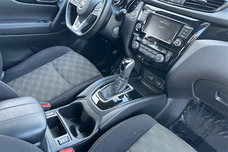 Nissan Rogue Sport Vehicle Full-screen Gallery Image 16