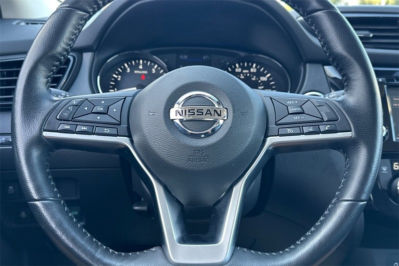 Nissan Rogue Sport Vehicle Full-screen Gallery Image 23