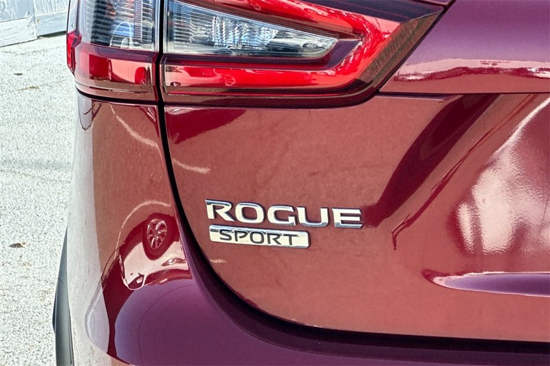 Nissan Rogue Sport Vehicle Full-screen Gallery Image 27