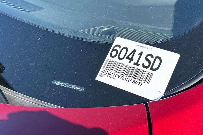 Nissan Rogue Sport Vehicle Full-screen Gallery Image 28