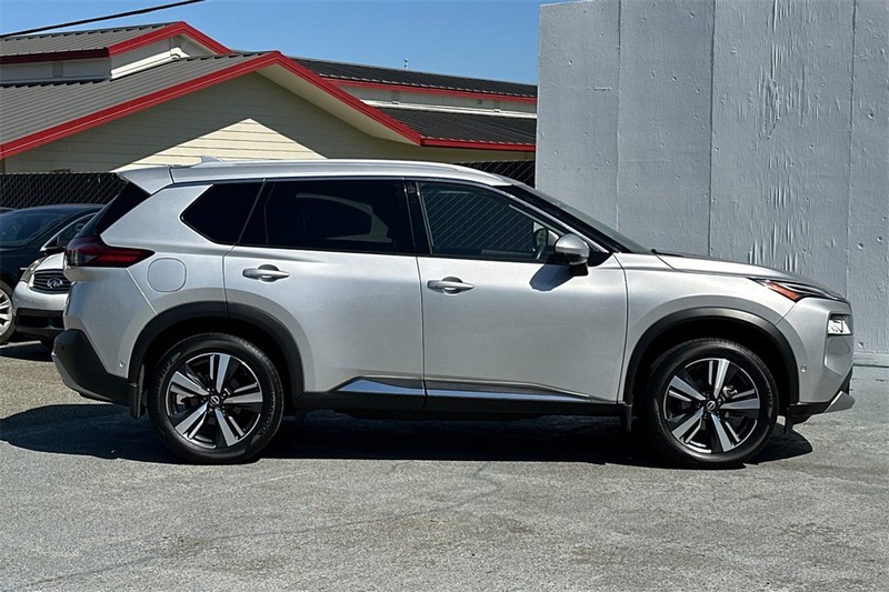 Nissan Rogue Vehicle Full-screen Gallery Image 03