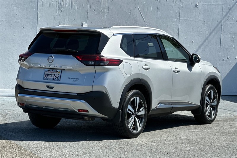 Nissan Rogue Vehicle Full-screen Gallery Image 04