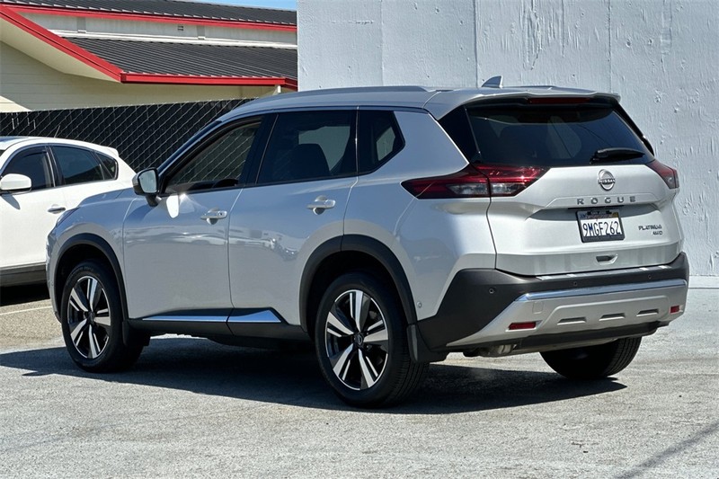Nissan Rogue Vehicle Full-screen Gallery Image 06