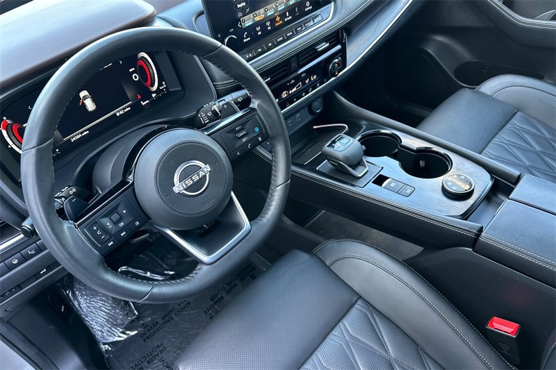 Nissan Rogue Vehicle Full-screen Gallery Image 10